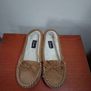 Clarks Women's Brown Suede Classic Moccasin Slippers With Faux Sheerling Lining